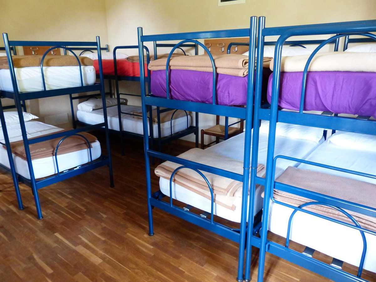 Dortoir d'auberge avec lits superposés bleus et matelas violets Dortoir d'auberge avec lits superposés bleus et matelas violets