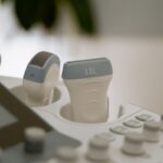 Transducteurs d'échographie placés dans leurs supports sur console médicale