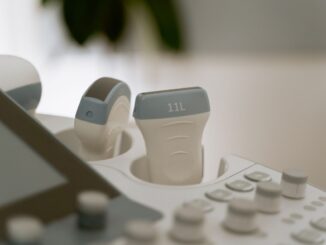 Transducteurs d'échographie placés dans leurs supports sur console médicale