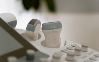 Transducteurs d'échographie placés dans leurs supports sur console médicale