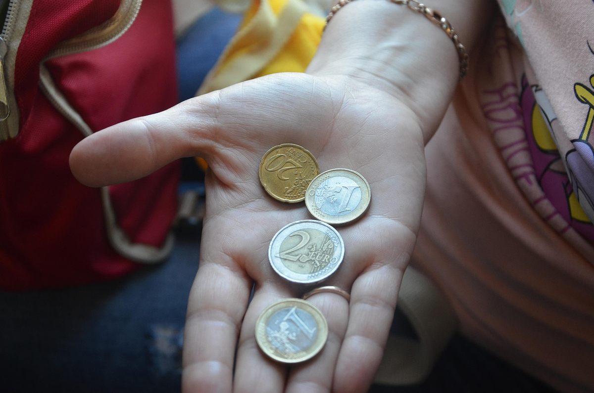 Tirelire et euros pour illustrer l’argent de poche d’un enfant. Tirelire et euros pour illustrer l’argent de poche d’un enfant.