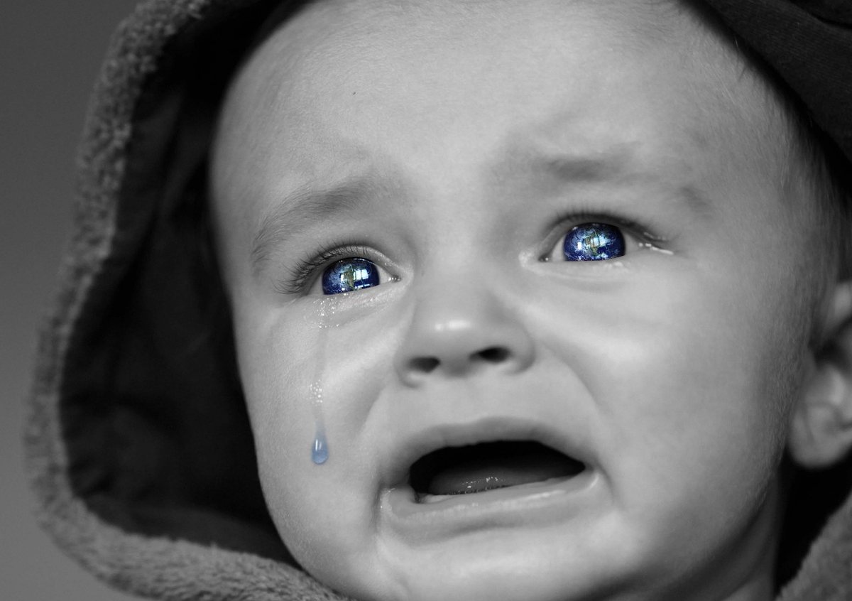 Un jeune enfant explore un objet avec sa bouche dans une crèche Un jeune enfant explore un objet avec sa bouche dans une crèche
