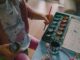 Enfant avec pinceau, peintures, et objets sur une table