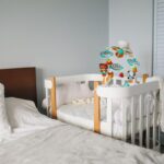 Lit et berceau dans une chambre d'enfant avec jouets et rideaux