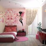 Une chambre décorée avec un lit, un mur peint, un bureau et une chaise