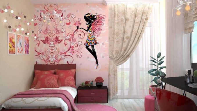 Une chambre décorée avec un lit, un mur peint, un bureau et une chaise
