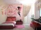 Une chambre décorée avec un lit, un mur peint, un bureau et une chaise