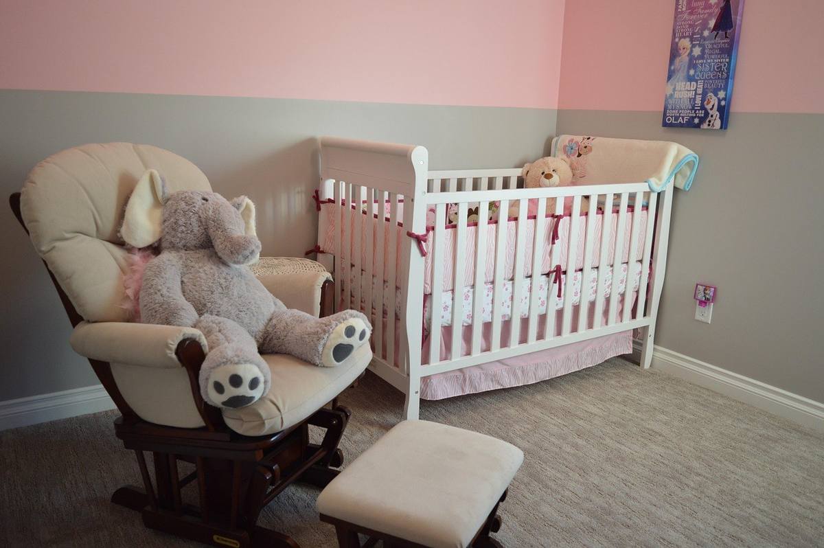 Chambre d'enfant avec cradle, fauteuil, jouets et couleurs pastel Chambre d'enfant avec cradle, fauteuil, jouets et couleurs pastel